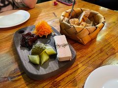 自家鹅肝酱配酸菜和冈冈法棍-羽深肉铺 Steak & Wine