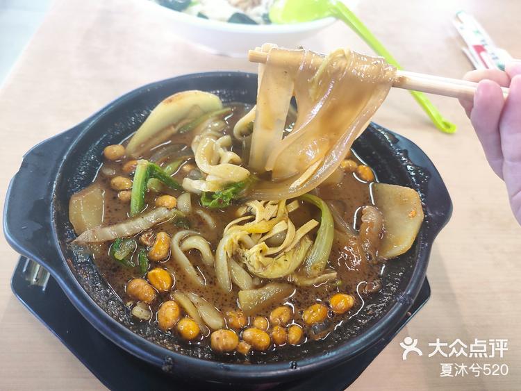 是东北特色的砂锅面哦,貌似起源于长春牛