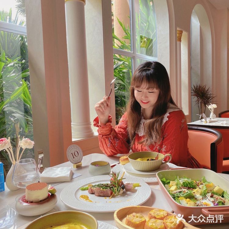 海口西餐🍴特别喜欢坐在阳光洒下的希腊风窗边吃饭