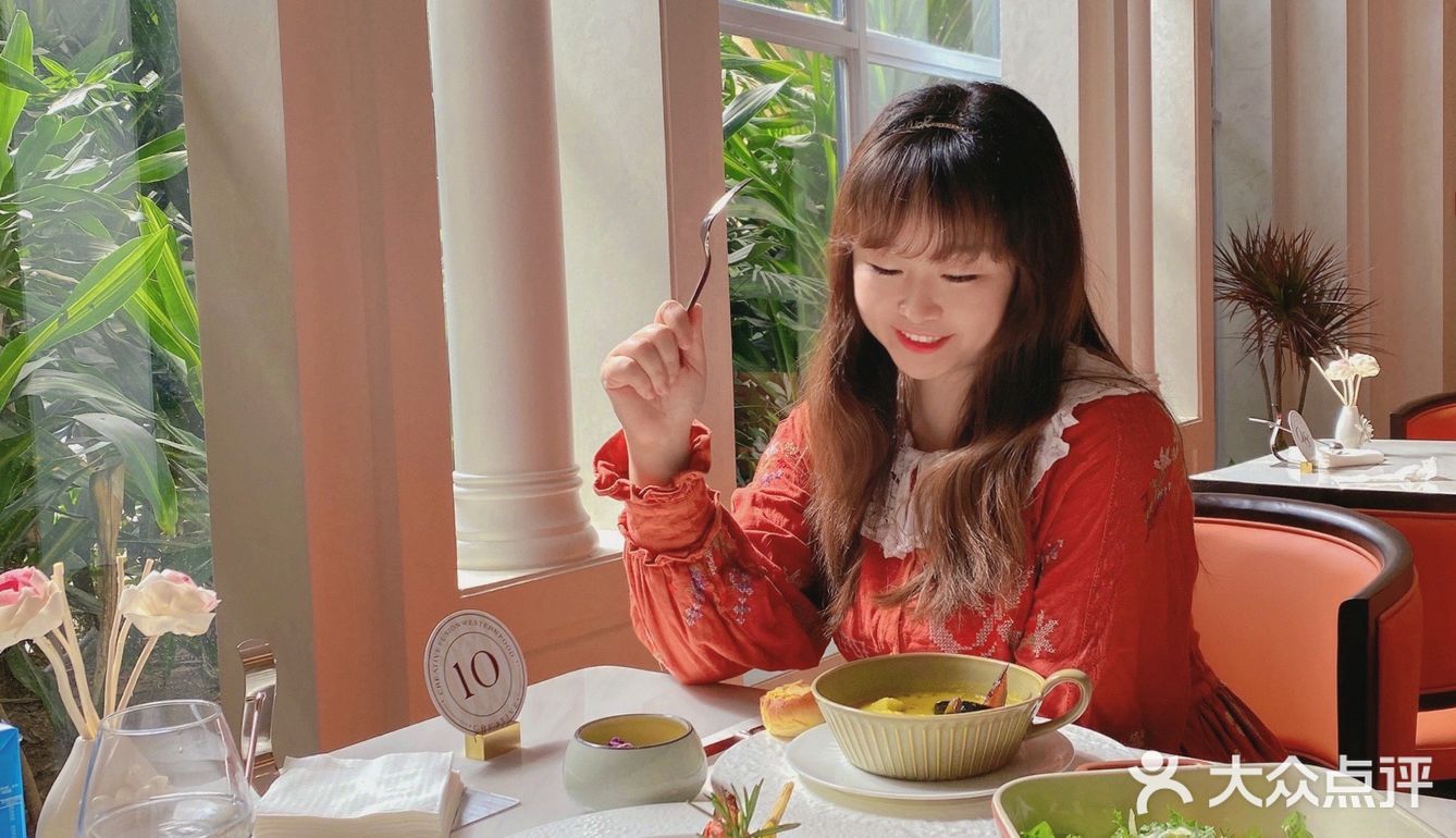 海口西餐🍴特别喜欢坐在阳光洒下的希腊风窗边吃饭