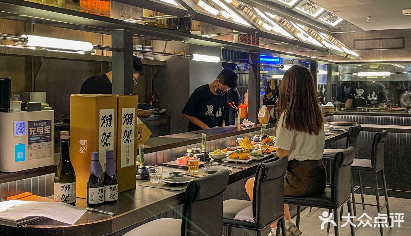 南京街头暗黑系日料店🖤 氛围感拿捏了