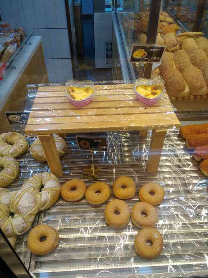 华荣西饼屋(飞厦店)-"好吃的面包,经常去买,这次还买了一瓶葵花.