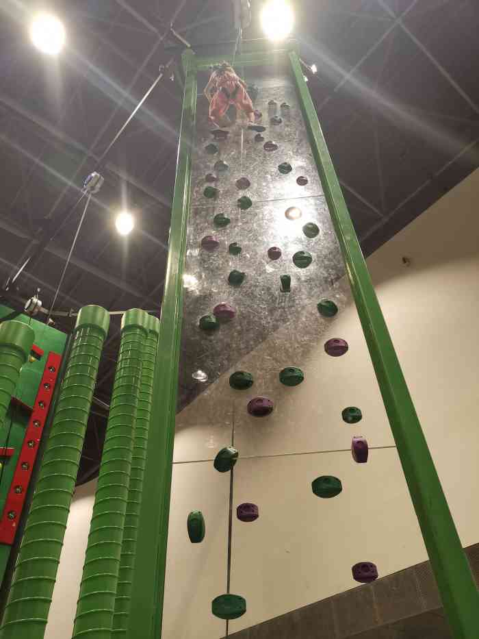 sports科技潮流运动馆(in99店)-"在银泰中心科技潮流运动馆,很多攀岩