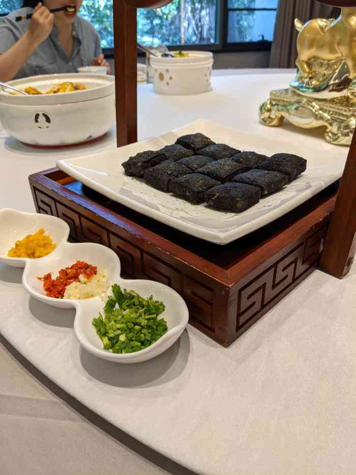 蓉园宾馆餐饮部-"中午在蓉园8号楼就餐. [环境]古树参天.