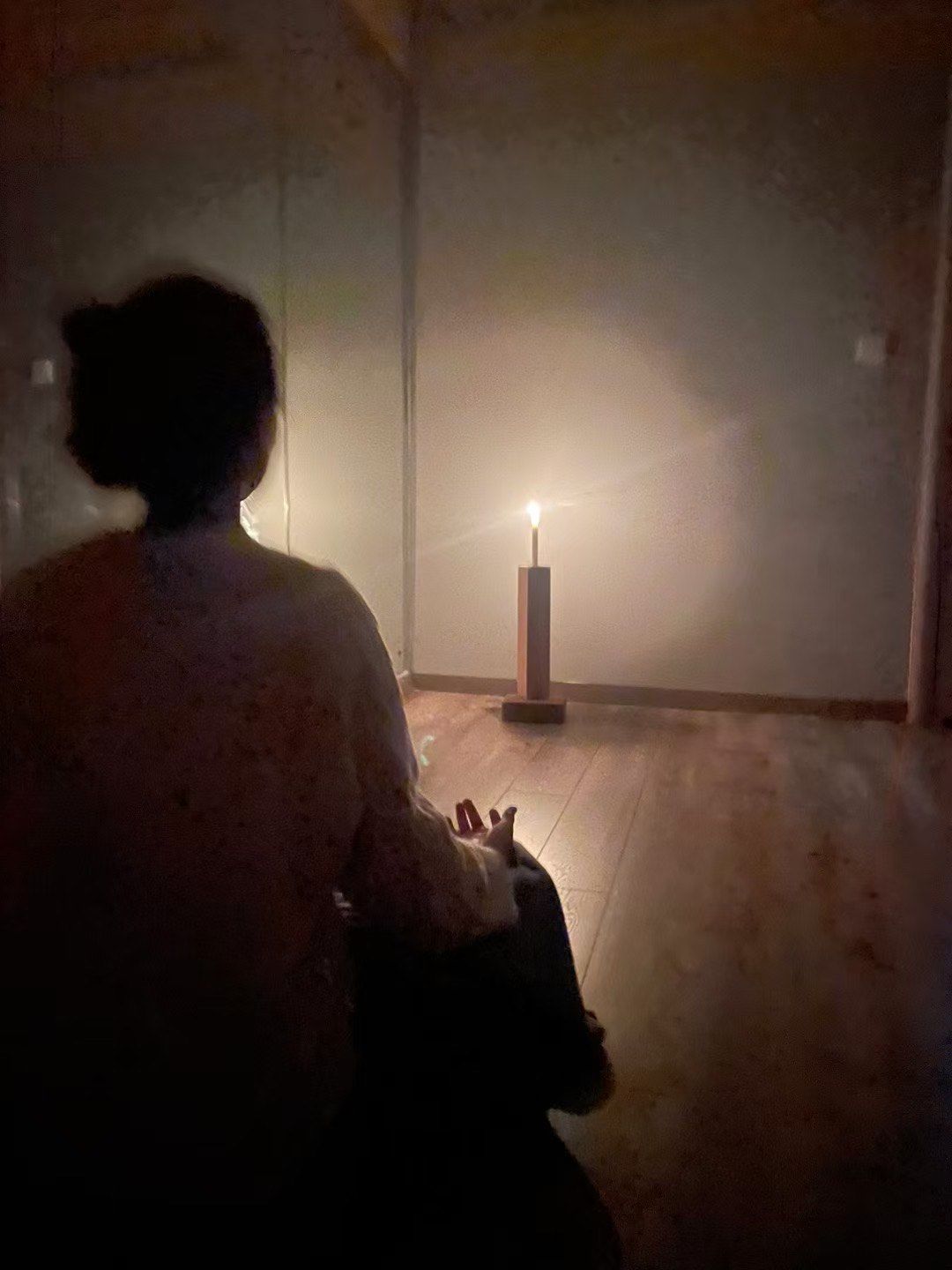 烛光冥想
这光从外面笼罩着你