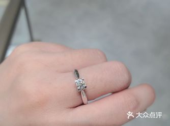 莱绅通灵王后心系列，设计灵感来源于比利时国王王后加冕