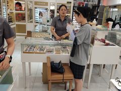 -美式眼镜·授权蔡司.依视路.尼康.豪雅.明月(人民广场店)