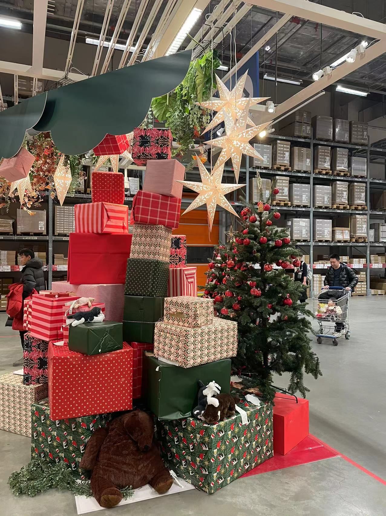 有高大华丽的圣诞树,温馨的圣诞小屋,琳琅满目的圣诞装饰区等,灯光