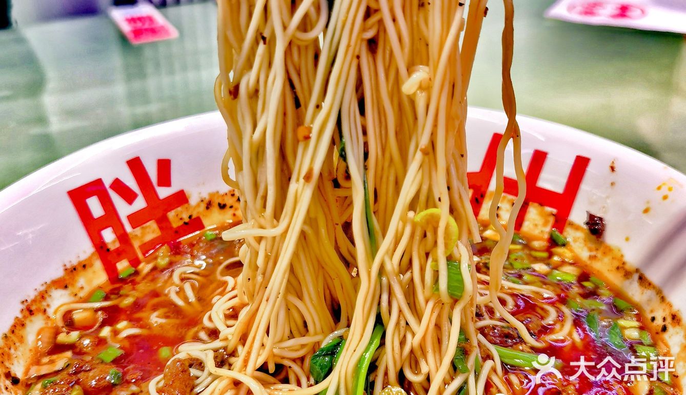 传说中的“胖妹面庄”三里屯店☞环境…等同没有[笑哭]