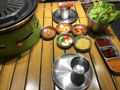 -山野的朋友露营炭火烤肉