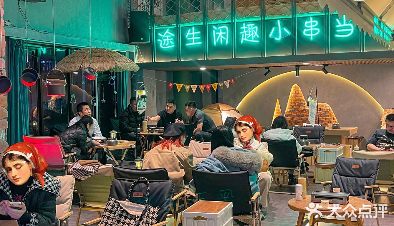 这是青岛！八毛撸串的烧烤！给几个女生吃撑了…