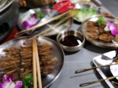 -围炉肉舍•炭烤活鳗•丹东海鲜烤肉(步行街店)