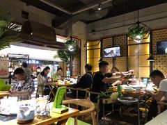 大堂-洪氏嗨捞·广东猪肚鸡·椰子鸡火锅(西咸万象城店)