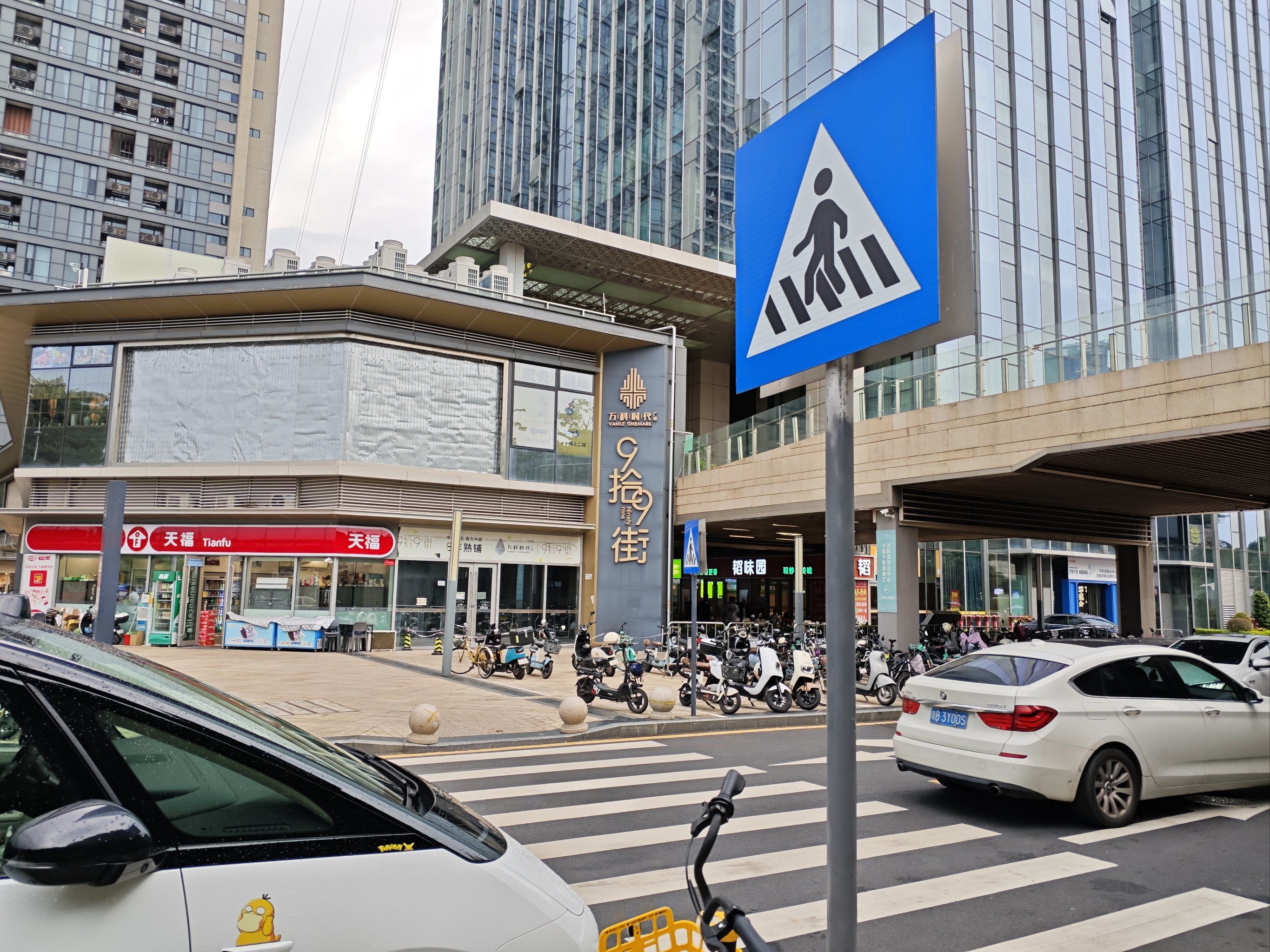 也离龙城广场很近,散步累了可以来这里吃点东西