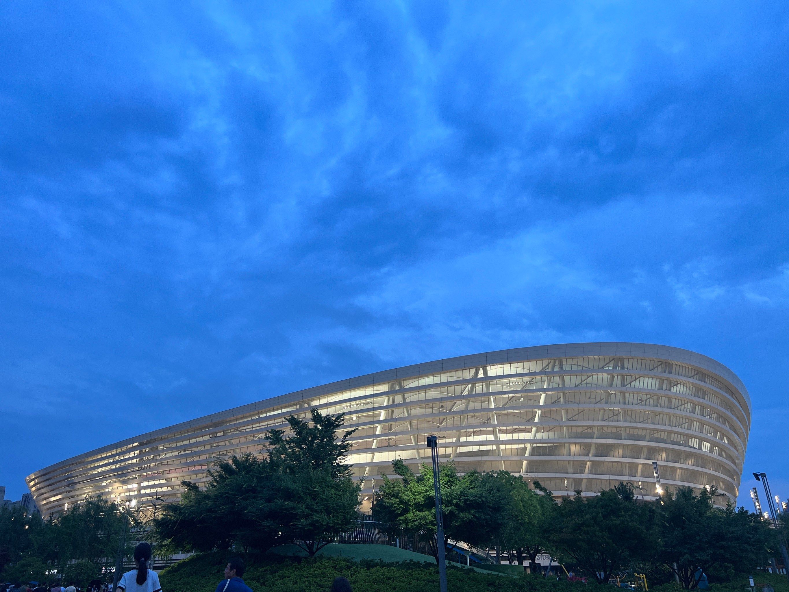 天天领红包#体育中心 场地很大～一个场馆办演唱会,另一个办足球赛