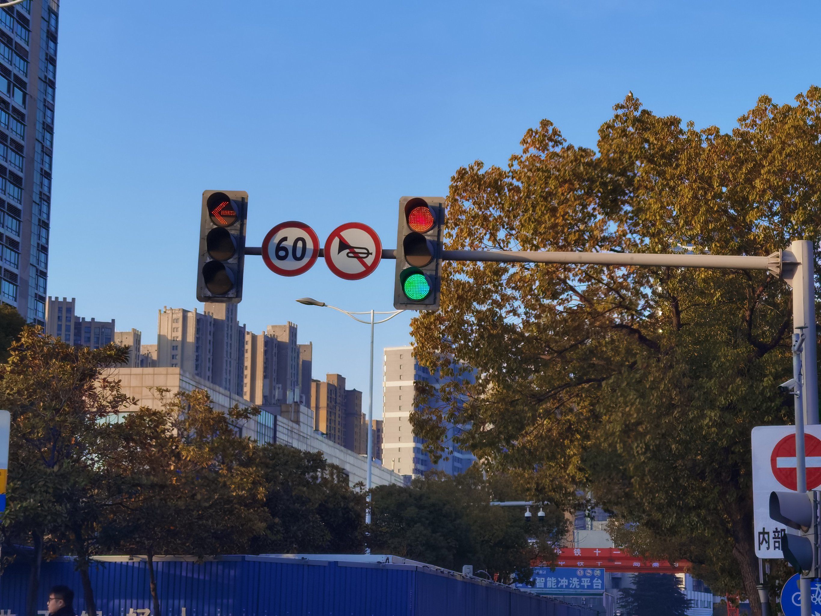 道路出发,沿着公路缓缓行走,路口处看到了这个奇特的现象,红绿灯都亮