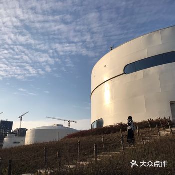上马的缘故诸多展馆大门紧闭