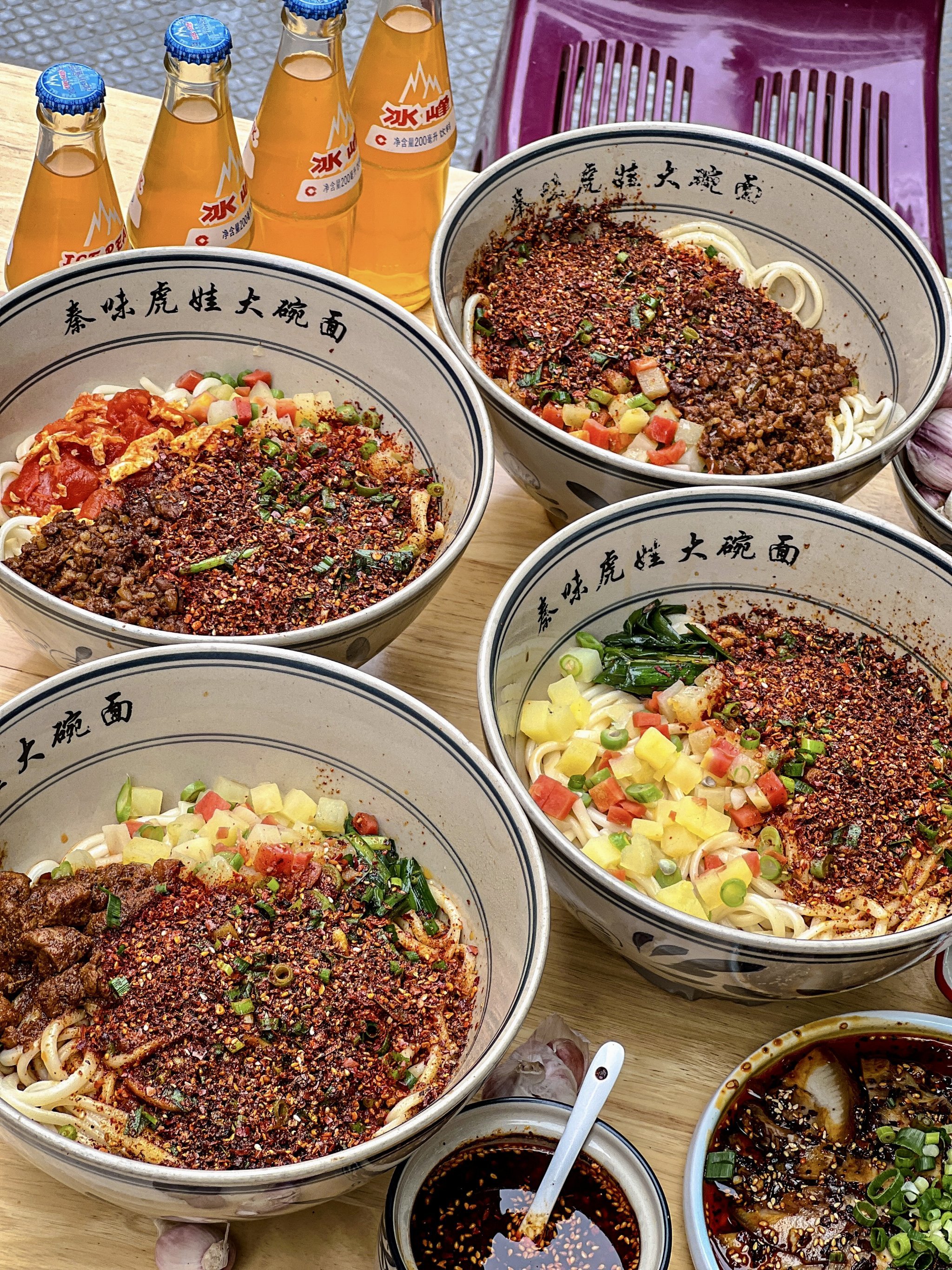 西安咸阳机场必吃美食,秦味虎娃大碗油泼面!