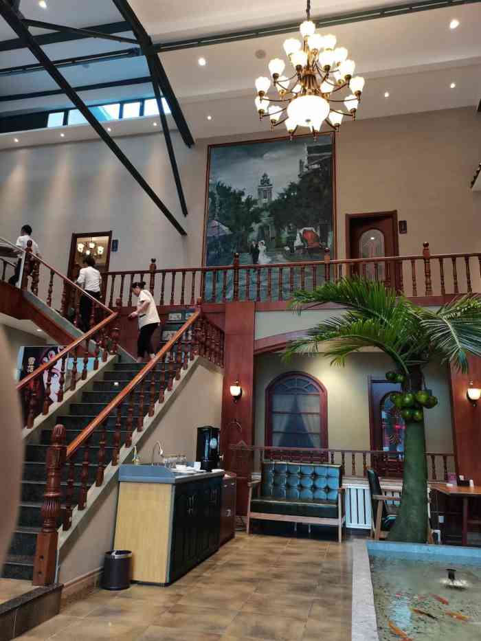 赵四小姐餐厅(虹桥路店)-"刚开不久的店 每次路过里面都好多人 今天.