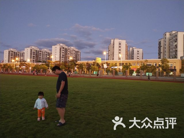 上海市崇明区裕安中学安通路校区