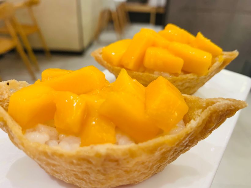 芒果军舰  新鲜芒果让这款寿司吃起来, 清香可口,  三文鱼寿司  用