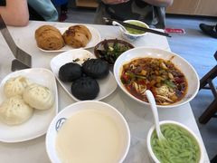 黑猪肉黑金包-李与白包子铺(桐梓林店)