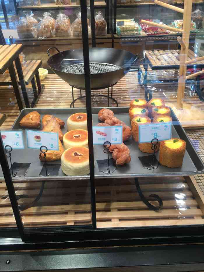 多穗麦吉(五一店)-"买了酥皮月饼和一个叫不上名字的蛋糕 .