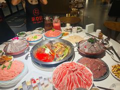 -茅草房·河畔园林火锅