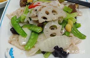 Stir-fried Lotus Root with Black Fungus and Snow Peas