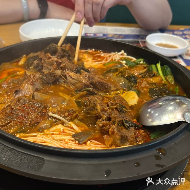 店内的小菜都是免费吃的，还可以续 干白菜脊骨火锅