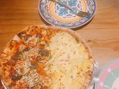 狂野披萨拼榴莲披萨-盘炉forenza·云贵川融合小食堂 ( 钟楼中柳巷店)