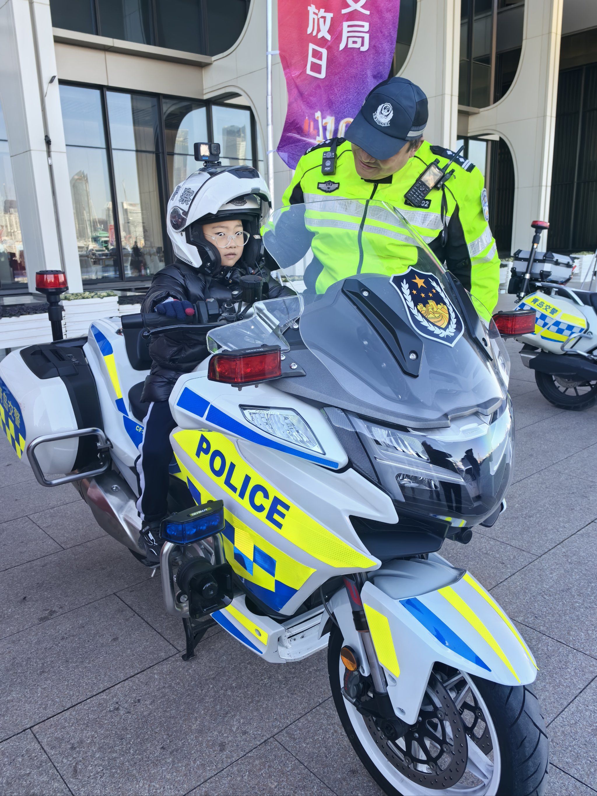 门口有几辆装甲车,还有几辆摩托车.进去以后我看见门口有几名特种兵