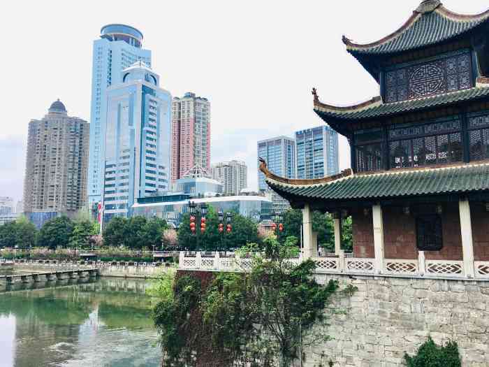 甲秀广场-"本想去甲秀楼看夜景的.一方面挺失望,灯光.