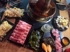 鸳鸯锅底-果松木炭酸菜铜火锅·外婆参鸡汤