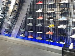 -阿迪达斯(百联徐汇商业广场运动旗舰店)
