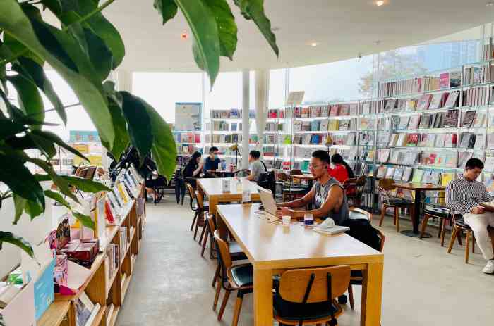 如是书店(石老人店)-"如是书店给了我一个美好的下午时光看看..."-大