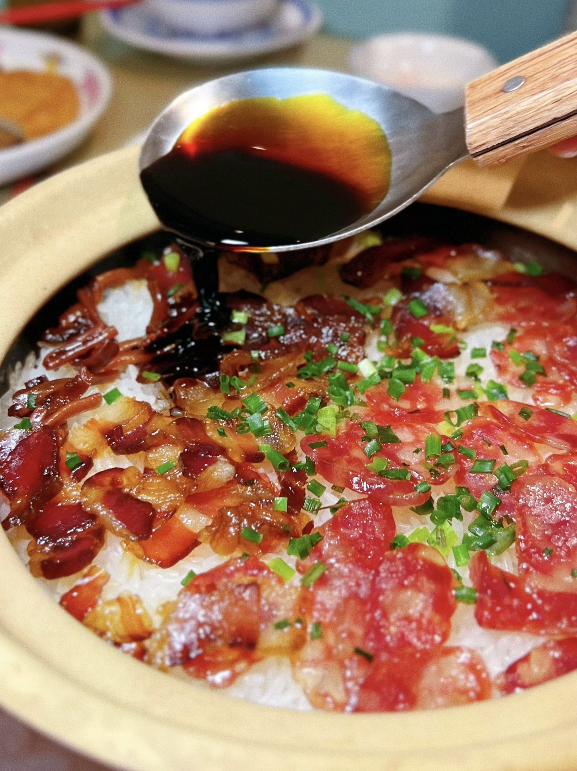 这一碗必吃的腊味煲仔饭