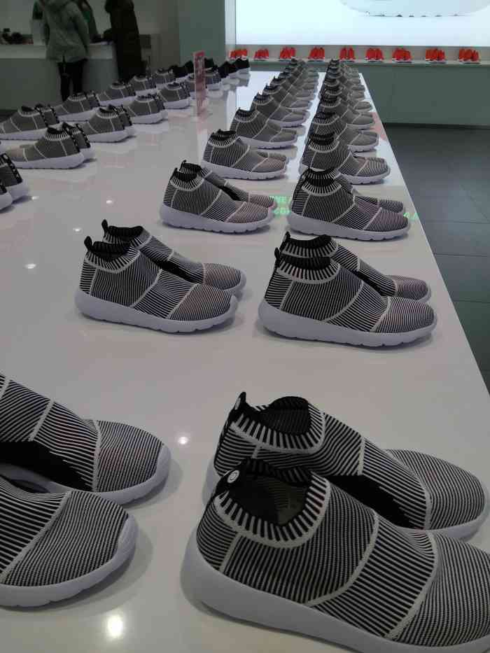 duozoulu多走路-"这家店面好大,大到不想留意都不行.开架式.