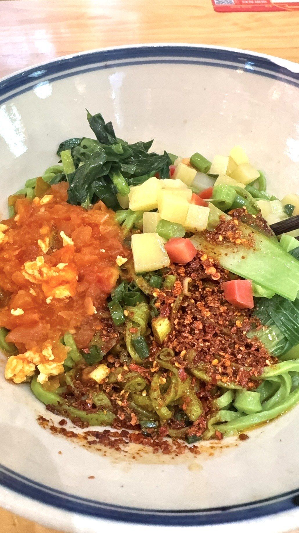 「油泼菠菜面」可以算年度最爱吃的一家面了,白面和绿面两种选择,必须