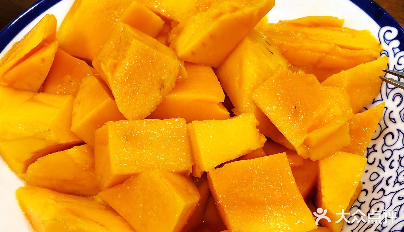 将水叶子面均匀撒在蒸格里