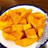 将水叶子面均匀撒在蒸格里