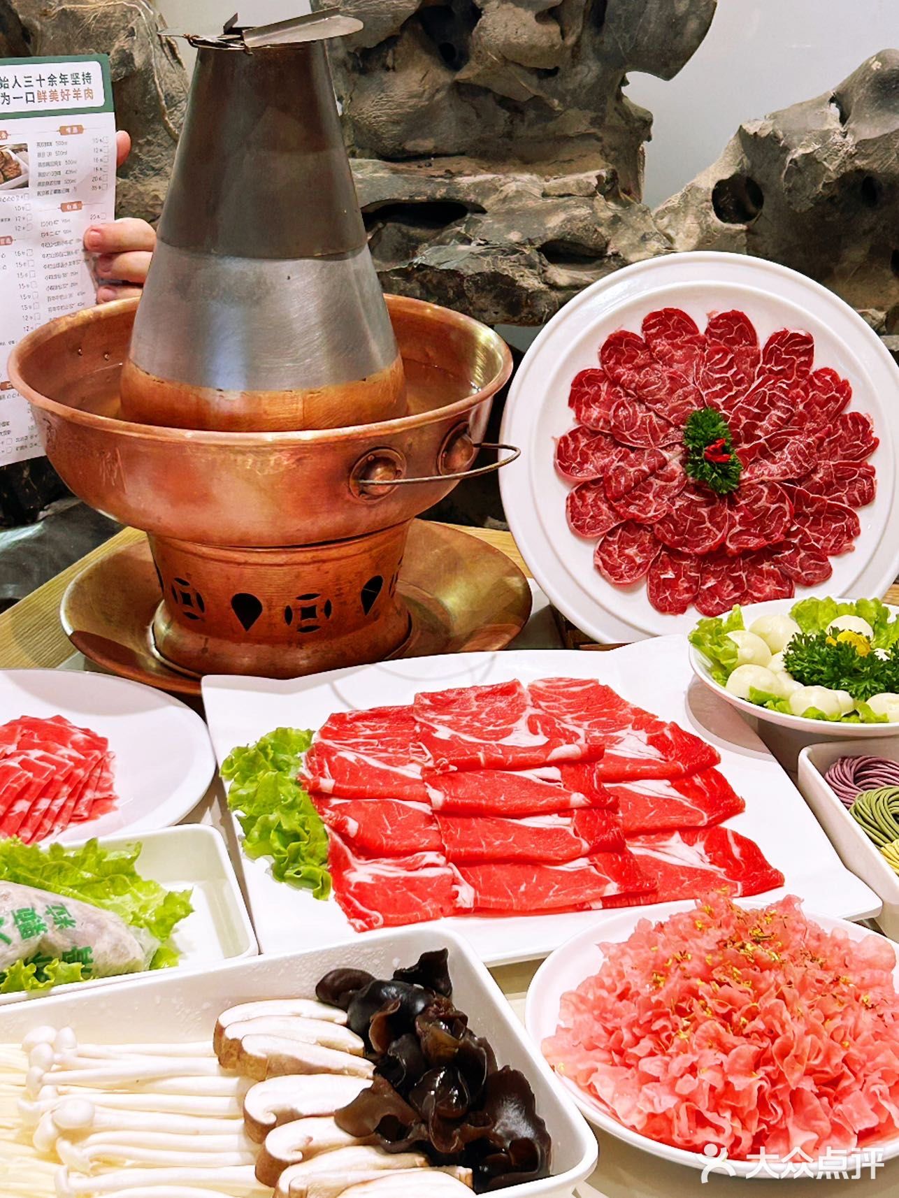 没错，庆宴楼老北京铜锅涮肉，就在大栅栏