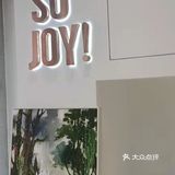 店内装修简洁明亮，时尚大气，给人一种清新的感觉
