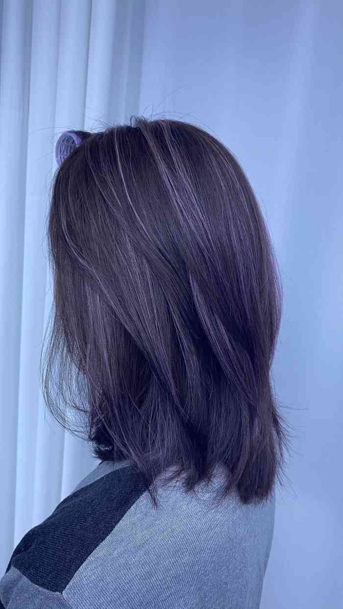 颜色是灰宝蓝色不夸张但是很显色染完之后头发柔顺了不少