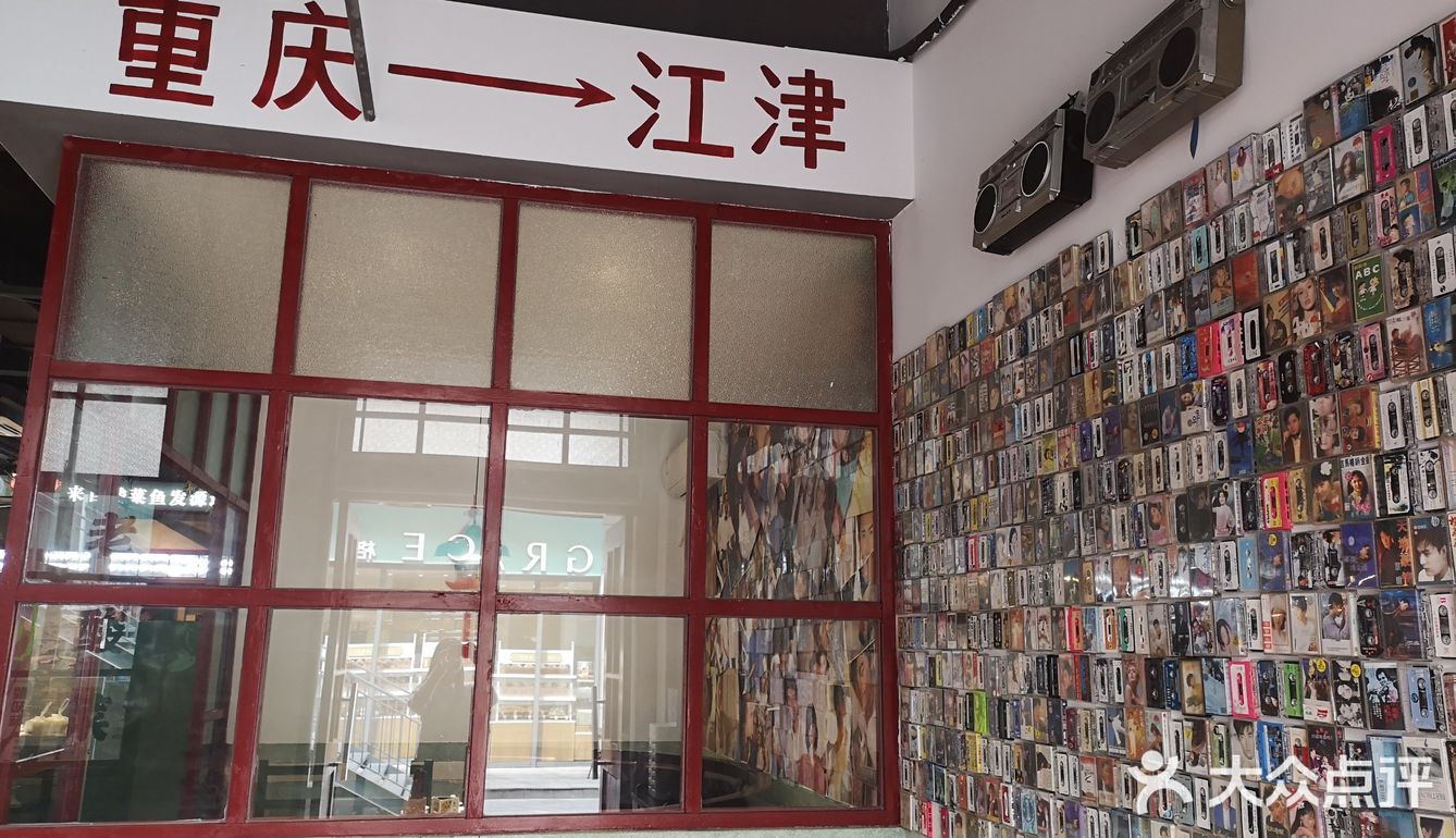 环境装修很有意思，特别喜欢绿色的桌子