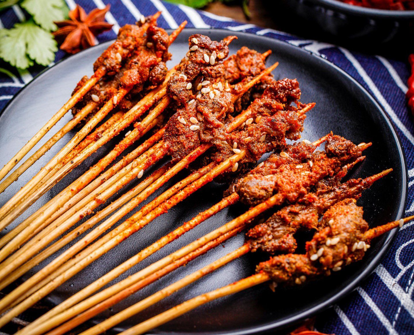 烤牛肉串的制作方法清晰又美味,步骤如下:

准备材料:牛肉切成1