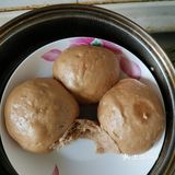 自己来学做红糖馒头，先把面粉倒进盆子，慢慢加水和面