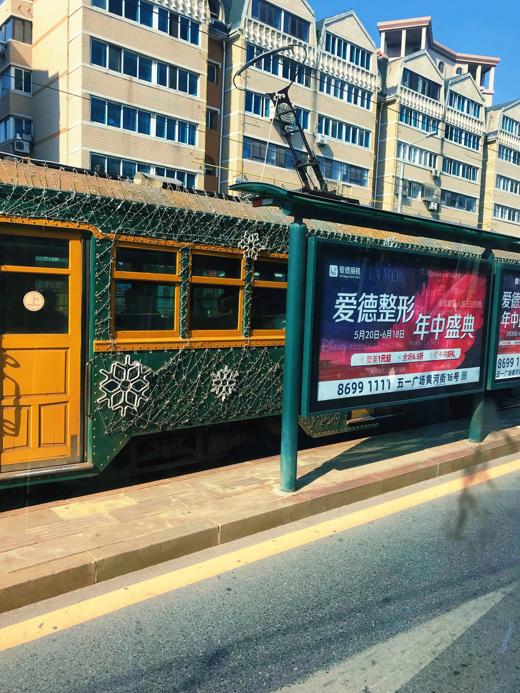 老式百年有轨电车07穿梭行驶在城市大街小