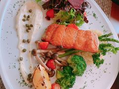 -Chom Cafe and Restaurant