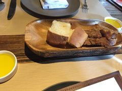 餐前面包-Carbon莫卡哆·意大利复古集市餐厅(杭州大厦店)